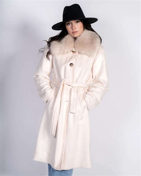 Elegante cappotto con collo di pelliccia .